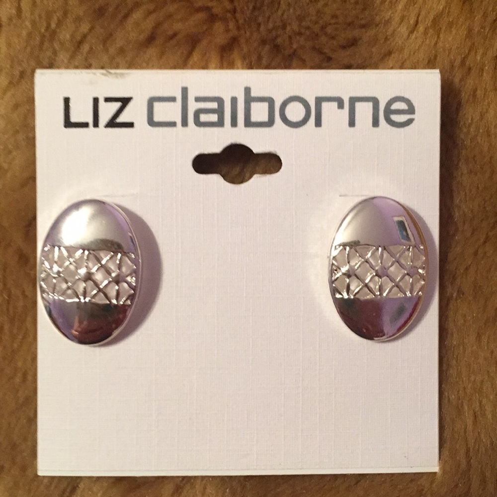 💕NWOT Liz Claiborne silvertone oval earrings